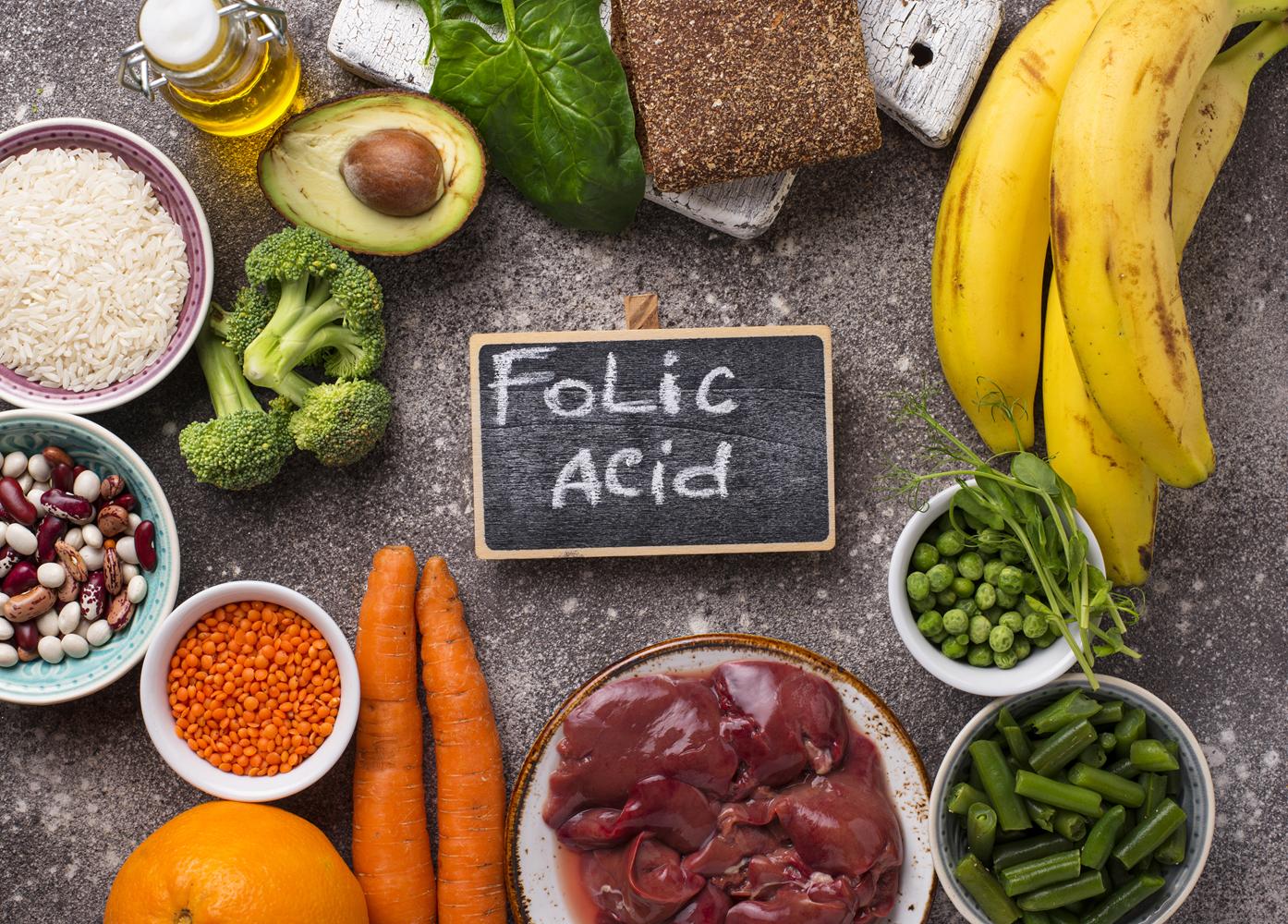 Ácido fólico, nutriente essencial que previne defeitos congênitos e promove a saúde materna e fetal.